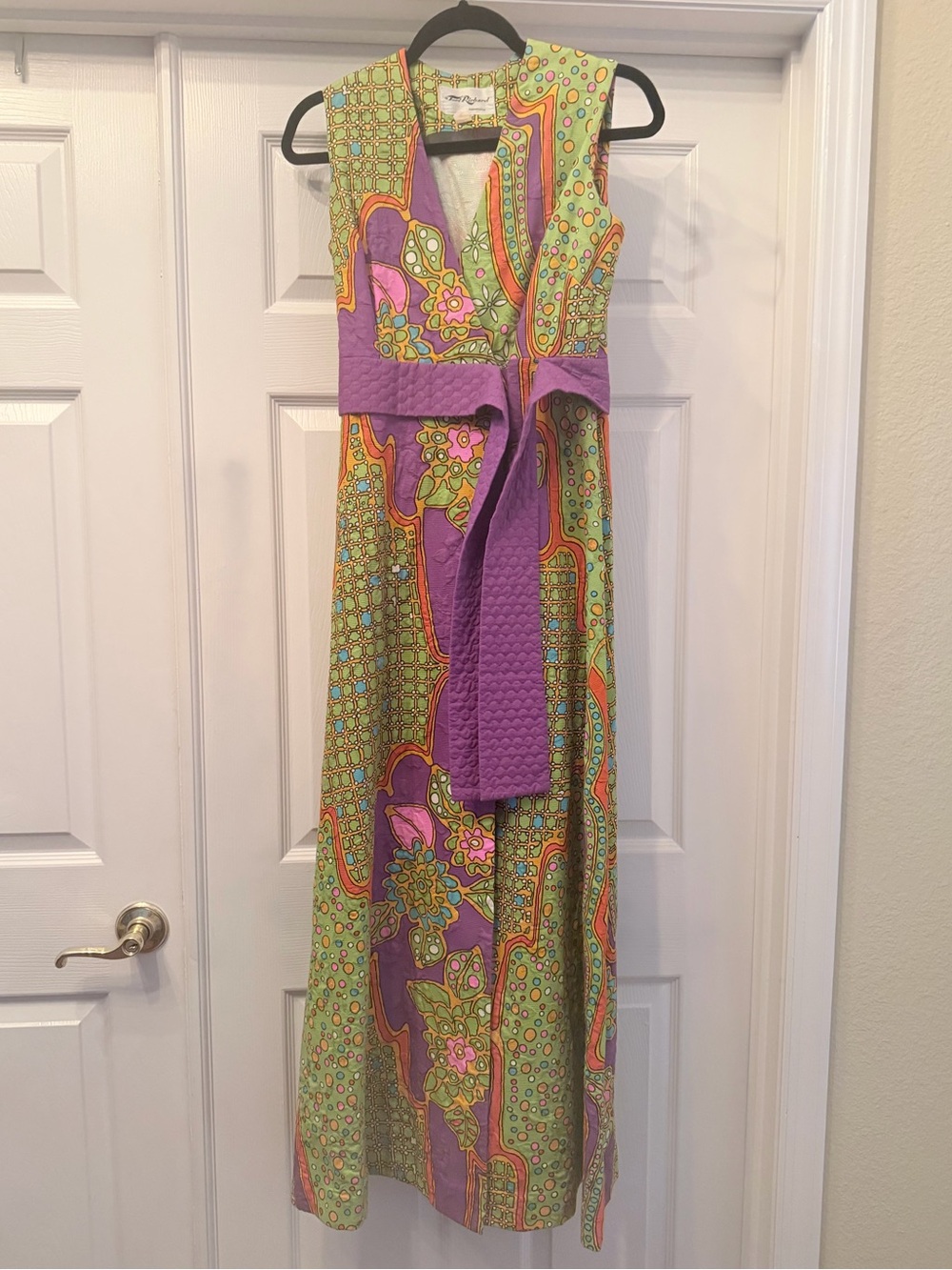 Tori Richard true vintage quilted wrap dress with attached sash. Size 8